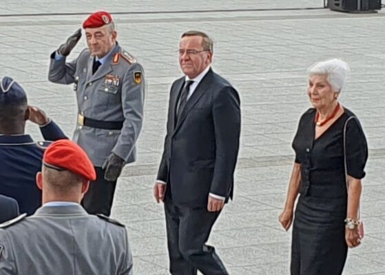 Frau Konstanze von Schulthess-Rechberg, neben ihr Bundesminister Boris Pistorius und Generalinspekteur Carsten Breuer (Foto: Volker Neef)