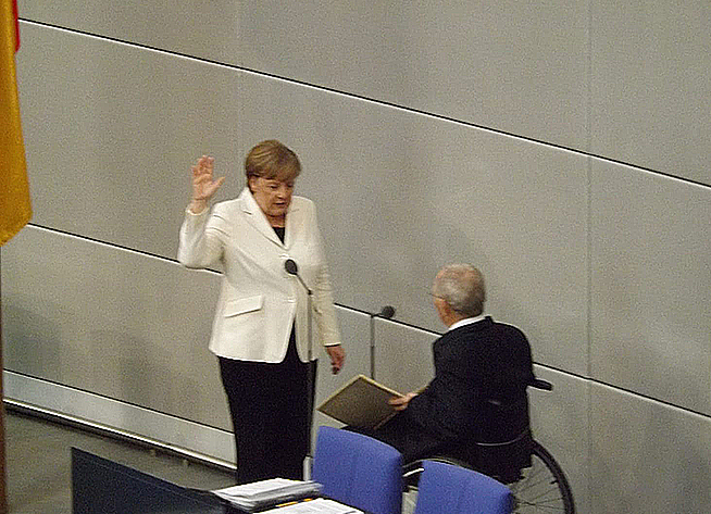 Angela Merkel 2017 bei ihrer Vereidigung durch Bundestagspräsident Wolfgang Schäuble