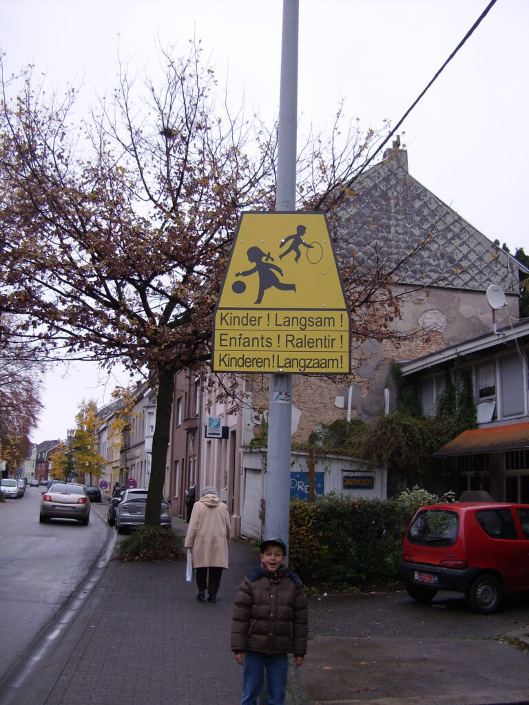 Dreisprachiges Verkehrsschild in Eupen (Foto: Volker Neef)