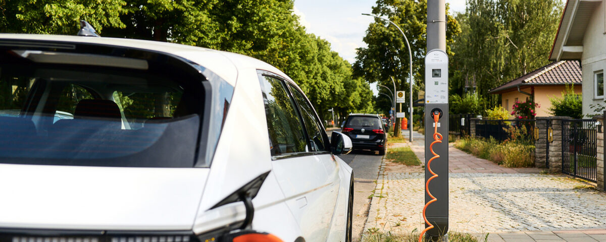 Bild: Laternenladepunkt „Heinz“ der Ubitricity Gesellschaft für verteilte Energienetze mbH in Berlin. Copyright: Ubitricity