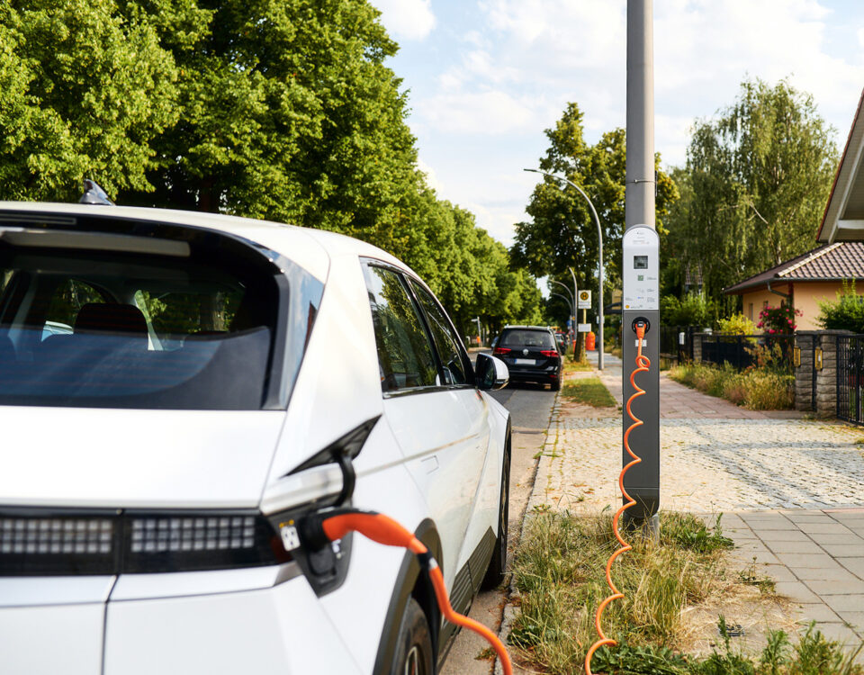 Bild: Laternenladepunkt „Heinz“ der Ubitricity Gesellschaft für verteilte Energienetze mbH in Berlin. Copyright: Ubitricity