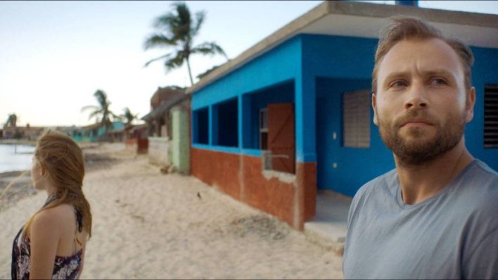 "Ernesto´s Island": Matthias (Max Riemelt, r.) und Sofia (Marion Duranona) am Strand. | Bild: rbb/NEUE HEIMATFILMPRODUKTION GmbH