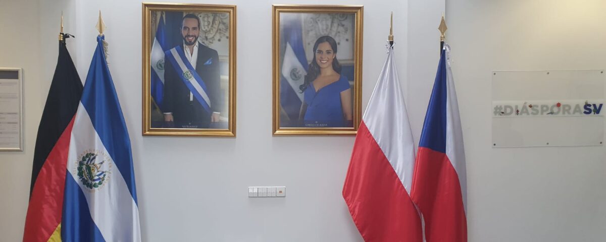 Staatspräsident Nayib Bukele und seine Gattin Gabriela Rodriguez de Bukele, Fotos in der Botschaft von El Salvador (Foto: Volker Neef)