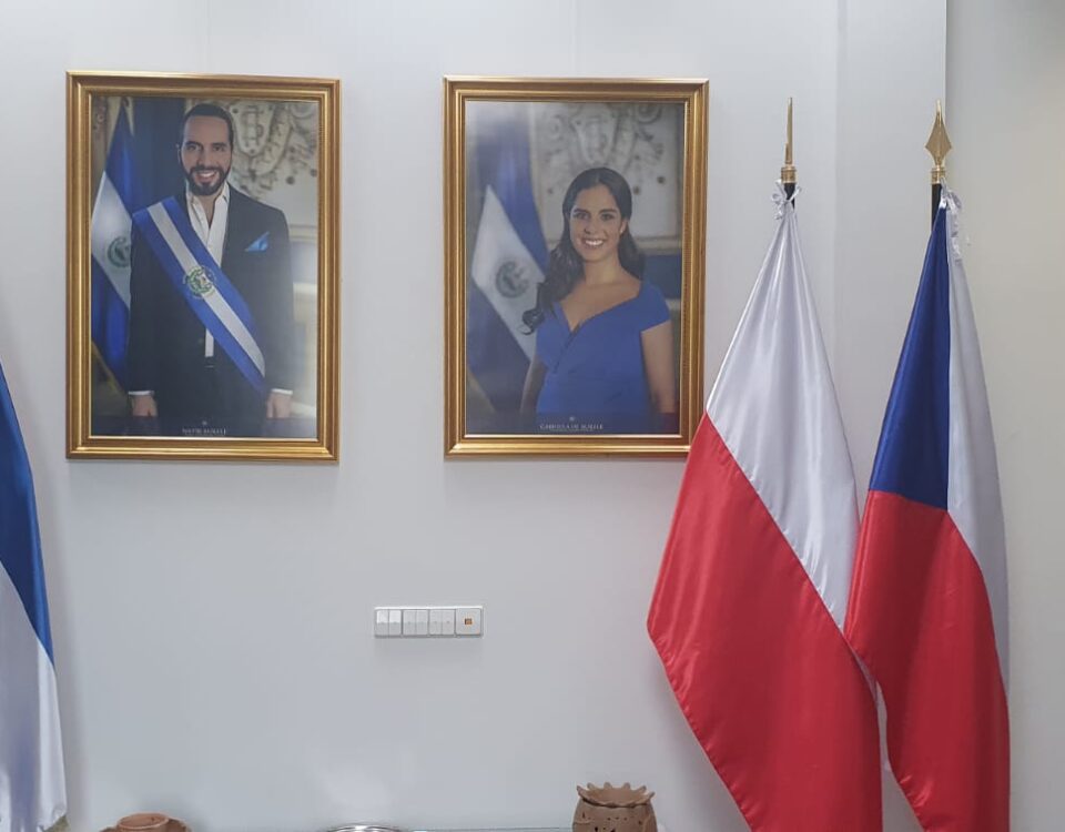 Staatspräsident Nayib Bukele und seine Gattin Gabriela Rodriguez de Bukele, Fotos in der Botschaft von El Salvador (Foto: Volker Neef)