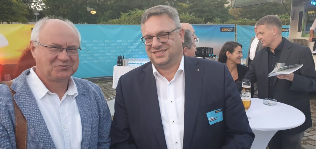 Andreas Gröschl (l.) und Stephan Schmidt, MdA. Der Abgeordnete aus Reinickendorf ist Parlamentarischer Geschäftsführer der Fraktion.

(Foto: Volker Neef)