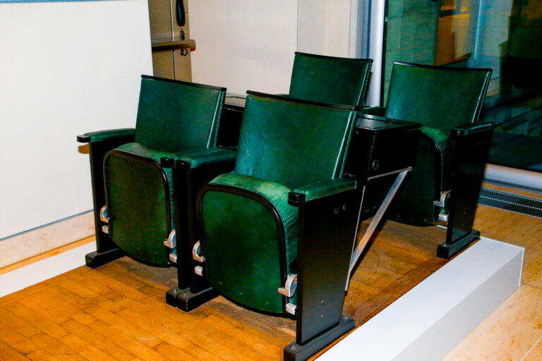 Stühle aus dem 1. Bundestag 1949. Ausstellung 2022 im Deutschen Bundestag (Foto: Frank Pfuhl)