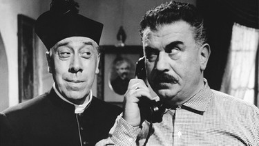 Don Camillo (Fernandel, links) ist höchst vergnügt, weil er seinen Lieblingsfeind Peppone (Gino Cervi) einmal mehr an der Nase herumgeführt hat. | Bild: ARD Degeto/BR
