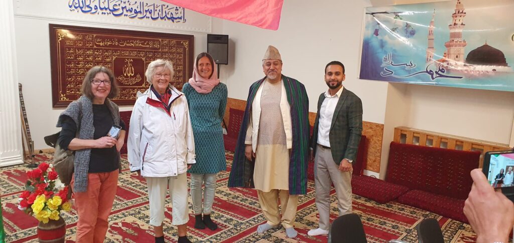 Der Imam in der Afghanischen Gemeinde in Reinickendorf mit seinen Besuchern 

(Foto: Volker Neef)