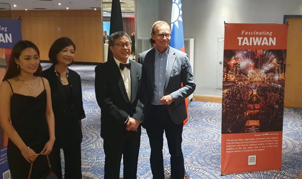 Prof. Dr. Jhy-Wey Shieh begrüßt mit seiner Gattin und seiner Tochter den ehemaligen Regierenden Bürgermeister von Berlin, Michael Müller (SPD), MdB

(Foto: Volker Neef)