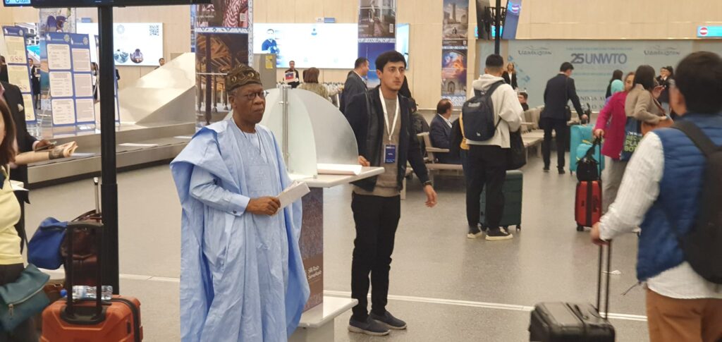 Offizieller Vertreter Nigerias bei seiner Ankunft in Samarkand 
(Foto: Volker Neef)