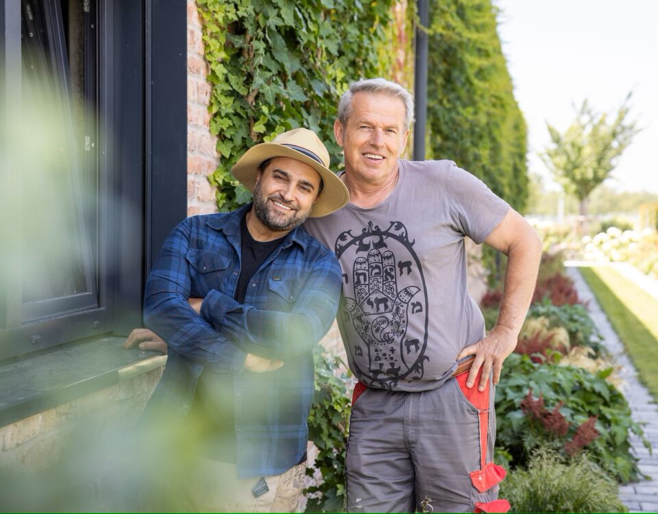 Murat Özcan („Sallys Welt“) und sein Kumpel Heinz Günter „Güni“ Becker machen mit handwerklichem Geschick aus Altem Neues. © SWR/Cineteam Hannover