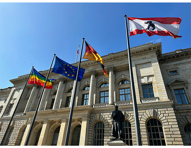Das Abgeordnetenhaus Berlin mit Regenbogenbeflaggung (Foto: LSU Berlin)