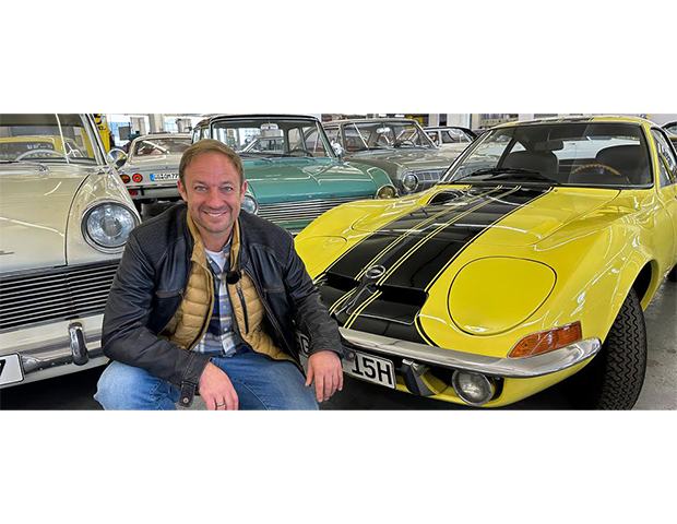 Tobias Kämmerer vor einem wahren Klassiker, dem Opel GT. Bild © hr/Lukas Lowack