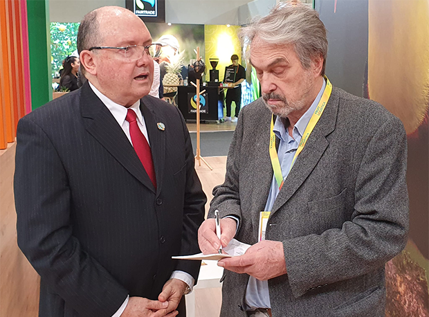 Seine Exzellenz Herr Antonio Lehmann Gutierrez, Botschafter von Costa Rica und Redakteur Gernot Volger (re.)

(Foto: Volker Neef)