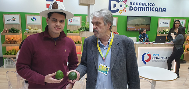 Am Messestand von der Dominikanischen Republik 

(Foto: Volker Neef)