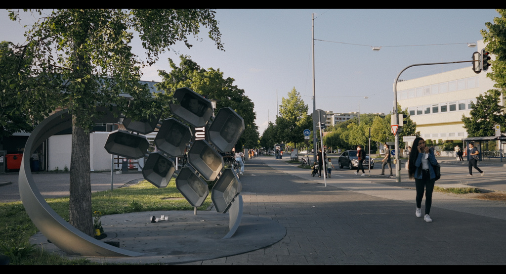 Ein Denkmal für den vermeintlichen "Amoklauf" von München.

(Foto: ©  ZDF und Julian Vogel)