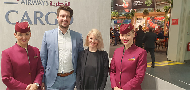 Am Messestand von QATAR AIRWAYS. Administraton Officer Nadine Schaefer (2. von re.) mit ihrem Kollegen und ihren Kolleginnen.

(Foto: Volker Neef)