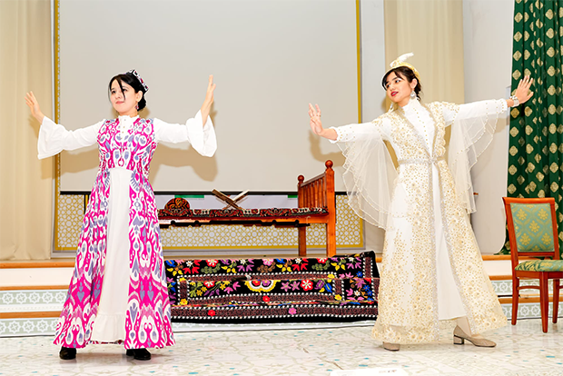 Usbekische Tänzerinnen

(Foto: Marc Vorwerk)