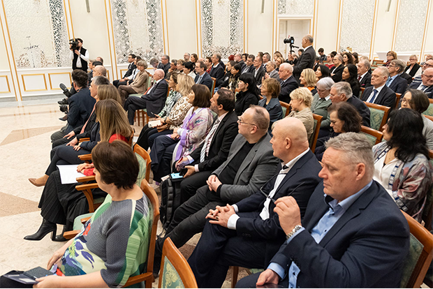 Gäste in der Usbekischen Botschaft 

(Foto: Marc Vorwerk)