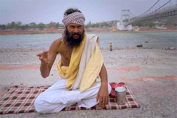 Im indischen Rishikesh erklärt ein hinduistischer Sadhu seine einfache Lebensweise.

(Foto: ©  ZDF und Raghavendra Verma)