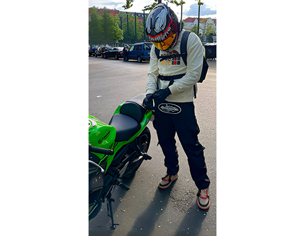 AdamRidesSolo neben seiner Kawasaki Ninja 650 (Foto: Svetlana Reinwarth)